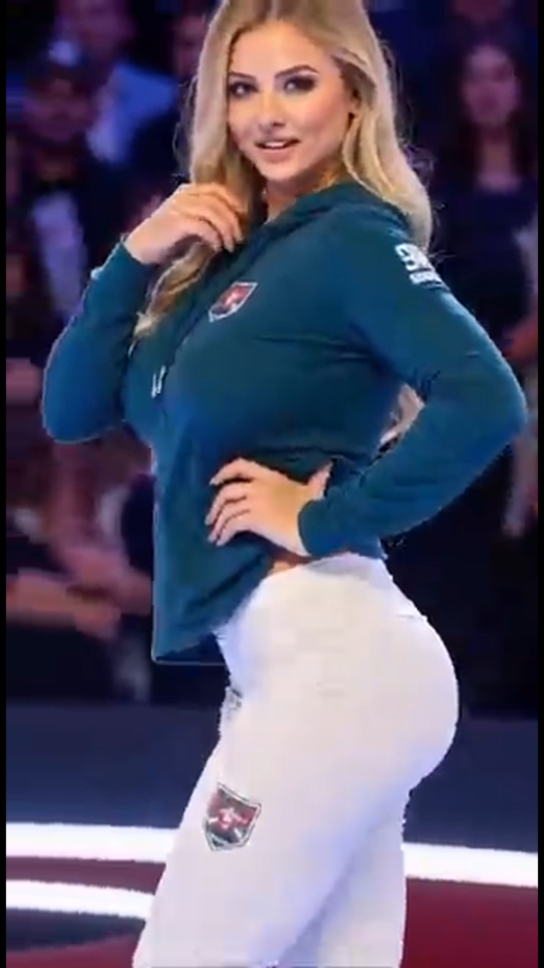 From Creepy to Royalty: The Emerald Queen’s Stunning On-Stage Transformation