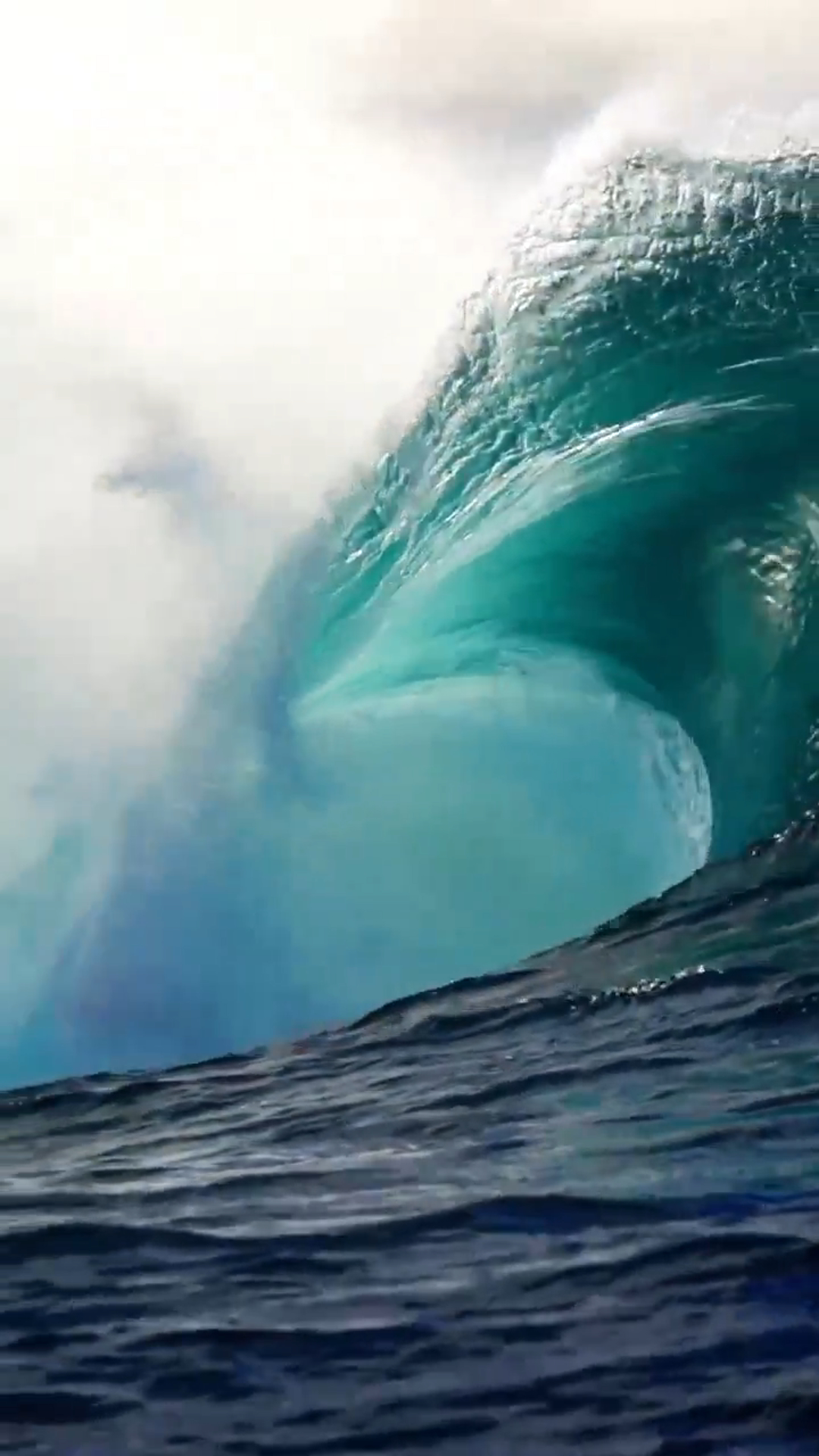 The Raw Power and Stunning Beauty of a Breaking Wave Captured at Sea