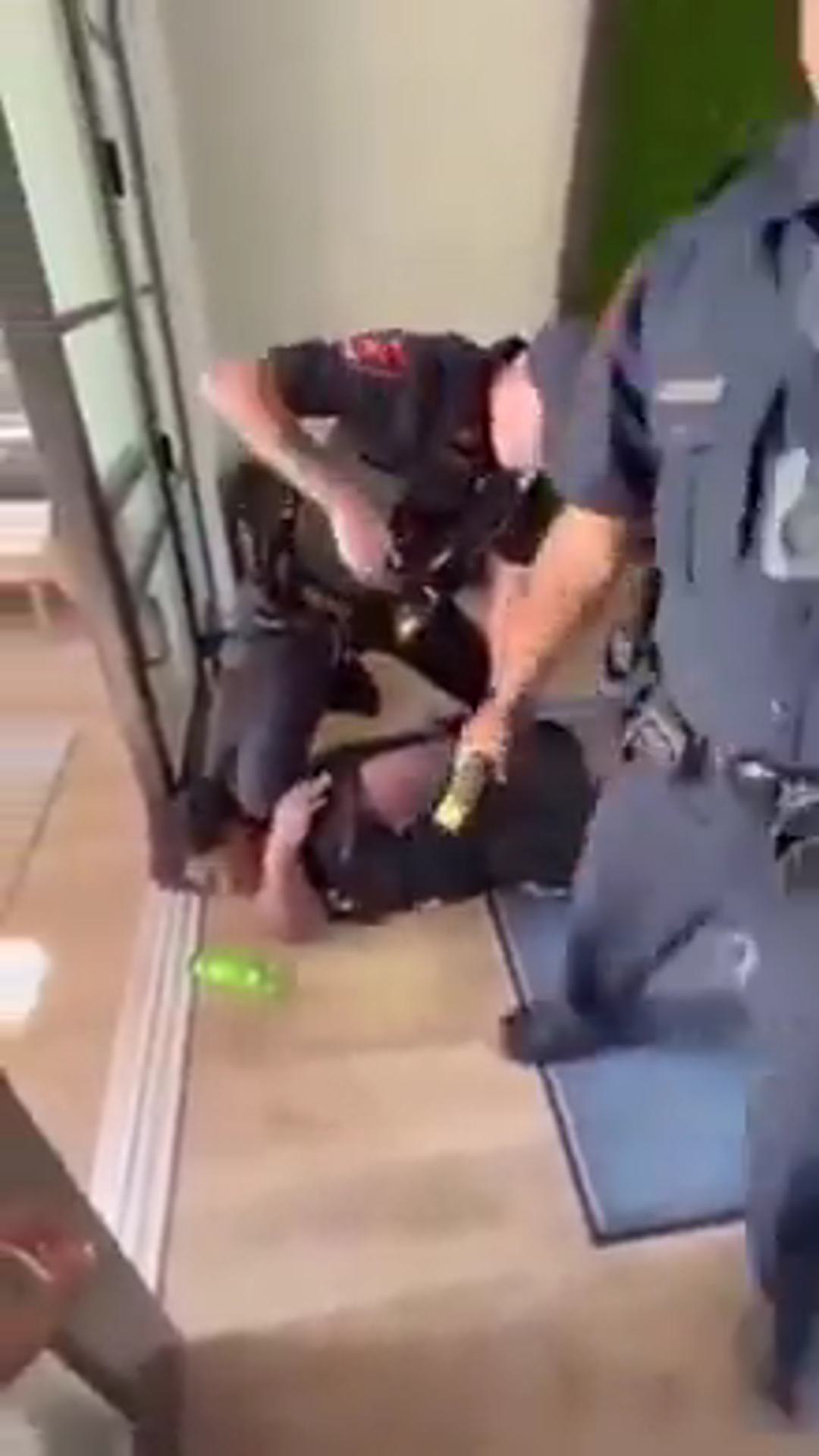 Caught on Camera: A Dramatic Confrontation Between a Man and Several Officers!